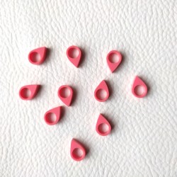 Lot d'embellissements - 10 mini géotags en acrylique framboise SCRAPMOUSET
