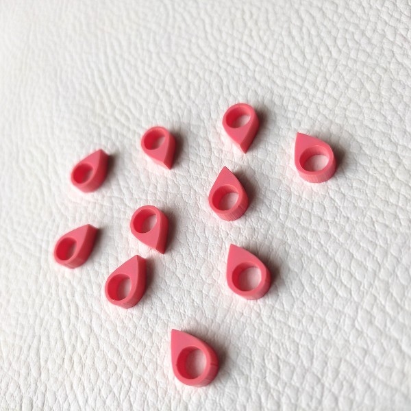 Lot d'embellissements - 10 mini géotags en acrylique framboise SCRAPMOUSET