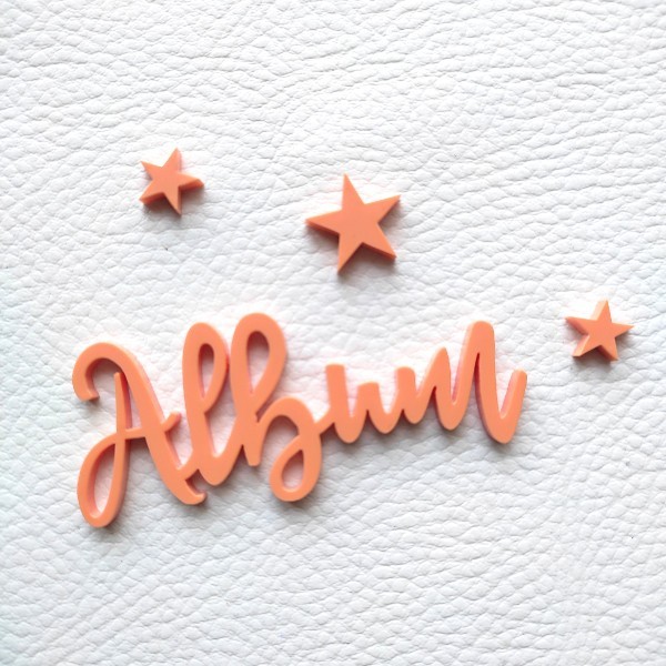 Mot Album et ses étoiles en acrylique orange pastel SCRAPMOUSET