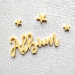 Mot Album et ses étoiles en acrylique jaune pastel mat SCRAPMOUSET