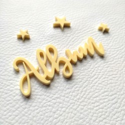 Mot Album et ses étoiles en acrylique jaune pastel mat SCRAPMOUSET