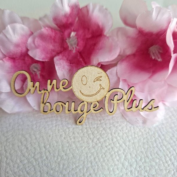 Mot On ne bouge plus (smiley) en carton bois SCRAPMOUSET