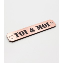Etiquette avec le mot toi & moi en Acrylique de couleur rose gold SCRAPMOUSET