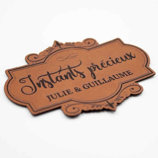 Etiquette à personnaliser en cuir avec le mot Instants précieux SCRAPMOUSET