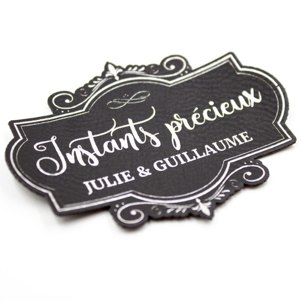 Etiquette à personnaliser en cuir avec le mot Instants précieux SCRAPMOUSET