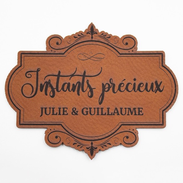 Etiquette à personnaliser en cuir avec le mot Instants précieux SCRAPMOUSET