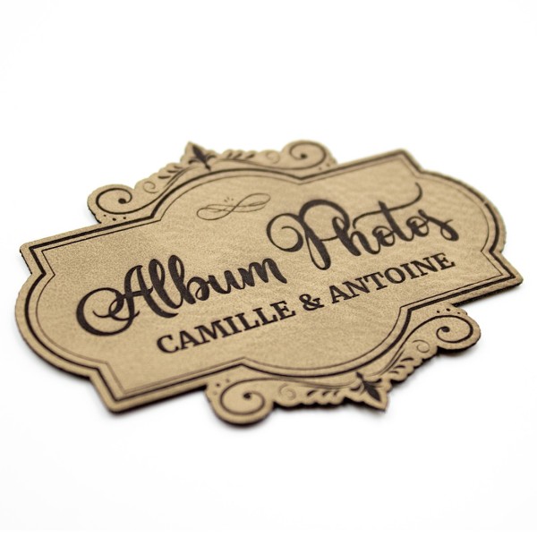 Etiquette à personnaliser en cuir avec le mot Album Photos SCRAPMOUSET