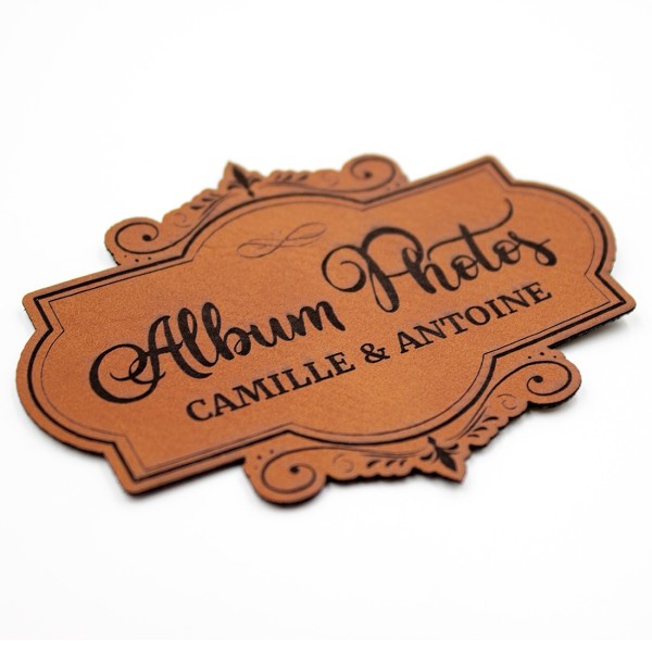 Etiquette à personnaliser en cuir avec le mot Album Photos SCRAPMOUSET