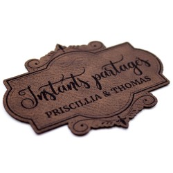 Etiquette à personnaliser en cuir avec le mot Instants partagés SCRAPMOUSET