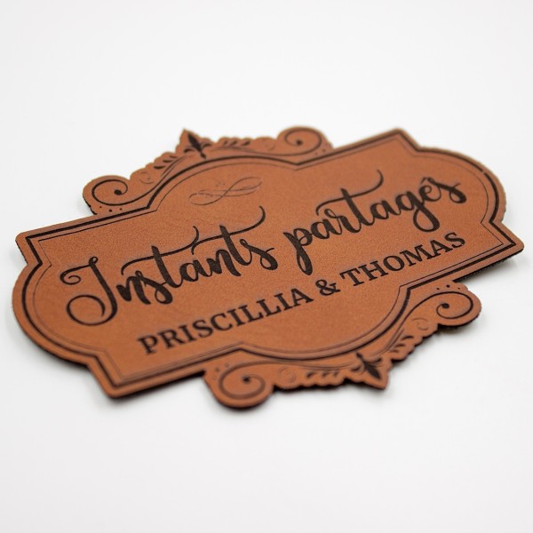 Etiquette à personnaliser en cuir avec le mot Instants partagés SCRAPMOUSET