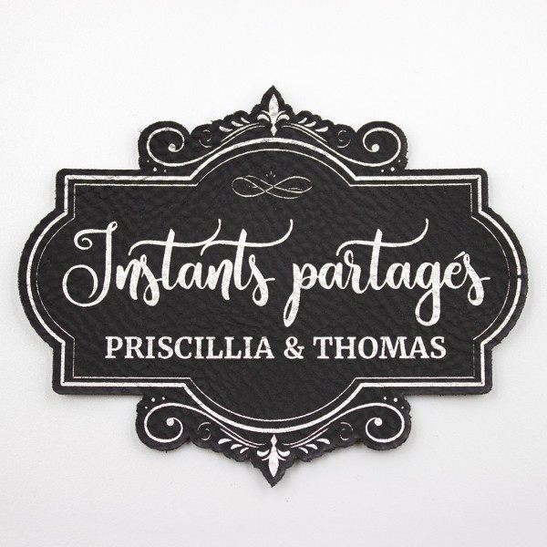 Etiquette à personnaliser en cuir avec le mot Instants partagés SCRAPMOUSET