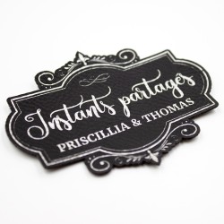 Etiquette à personnaliser en cuir avec le mot Instants partagés SCRAPMOUSET