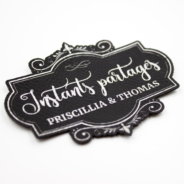 Etiquette à personnaliser en cuir avec le mot Instants partagés SCRAPMOUSET
