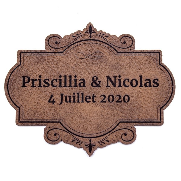Étiquette à personnaliser avec prénoms et date en cuir SCRAPMOUSET couleur brun foncé