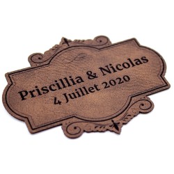 Étiquette à personnaliser avec prénoms et date en cuir SCRAPMOUSET couleur brun foncé