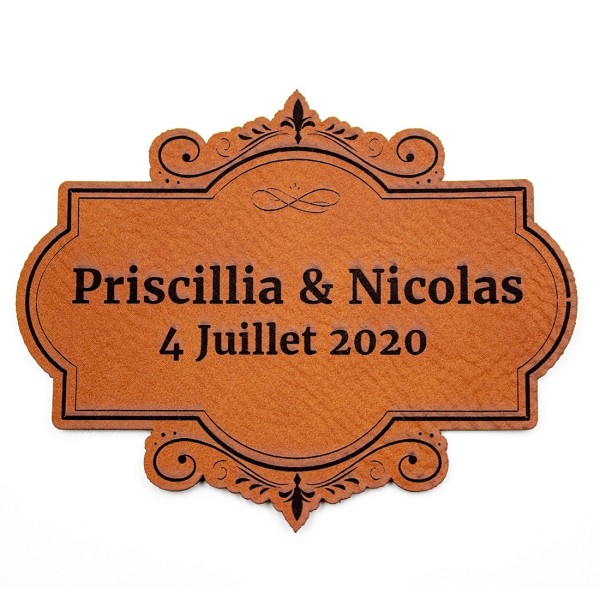 Étiquette à personnaliser avec prénoms et date en cuir SCRAPMOUSET couleur châtaigne