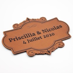 Étiquette à personnaliser avec prénoms et date en cuir SCRAPMOUSET couleur châtaigne