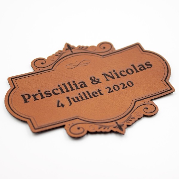 Étiquette à personnaliser avec prénoms et date en cuir SCRAPMOUSET couleur châtaigne