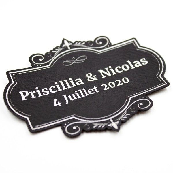 Étiquette à personnaliser avec prénoms et date en cuir SCRAPMOUSET couleur noire gravure argentée