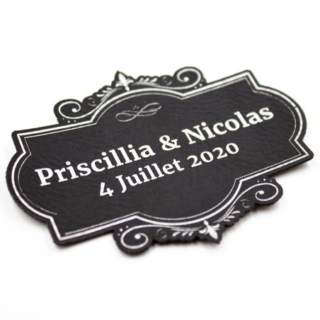 Étiquette à personnaliser avec prénoms et date en cuir SCRAPMOUSET couleur noire gravure argentée