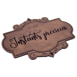 Étiquette de type Vintage en cuir avec le mot Instants précieux SCRAPMOUSET couleur brun foncé