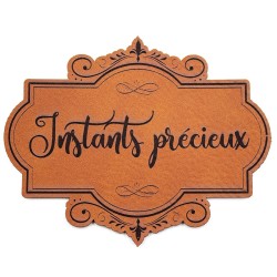 Étiquette de type Vintage en cuir avec le mot Instants précieux SCRAPMOUSET couleur châtaigne