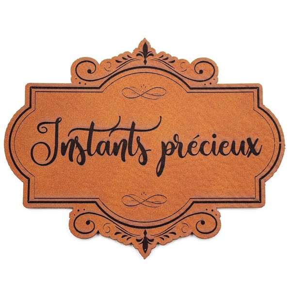 Étiquette de type Vintage en cuir avec le mot Instants précieux SCRAPMOUSET couleur châtaigne