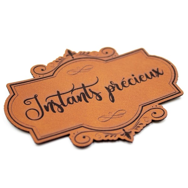 Étiquette de type Vintage en cuir avec le mot Instants précieux SCRAPMOUSET couleur châtaigne