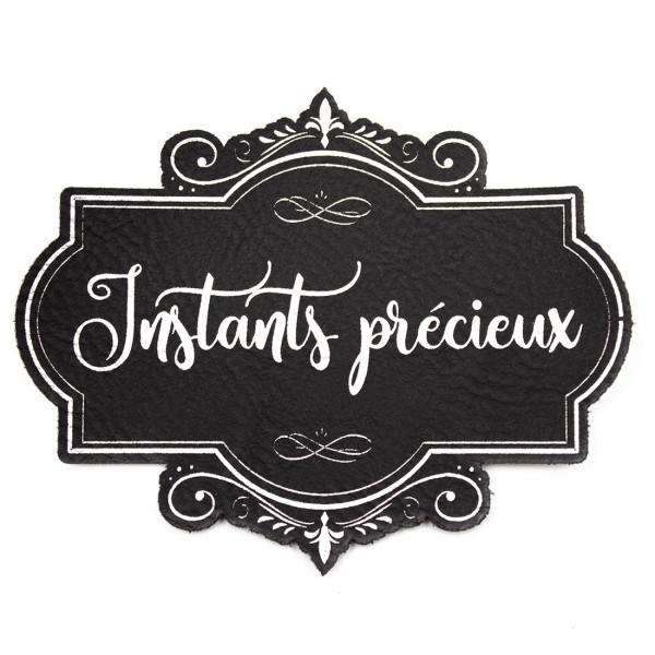 Étiquette de type Vintage en cuir avec le mot Instants précieux SCRAPMOUSET couleur noire gravure argentée