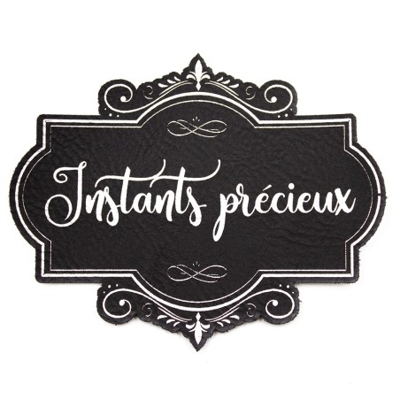 Étiquette de type Vintage en cuir avec le mot Instants précieux SCRAPMOUSET couleur noire gravure argentée