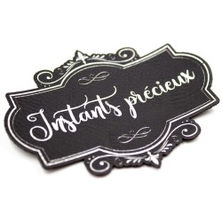 Étiquette de type Vintage en cuir avec le mot Instants précieux SCRAPMOUSET couleur noire gravure argentée