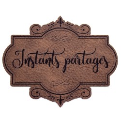 Etiquette de type Vintage en cuir avec le mot Instants partagés SCRAPMOUSET couleur brun foncé