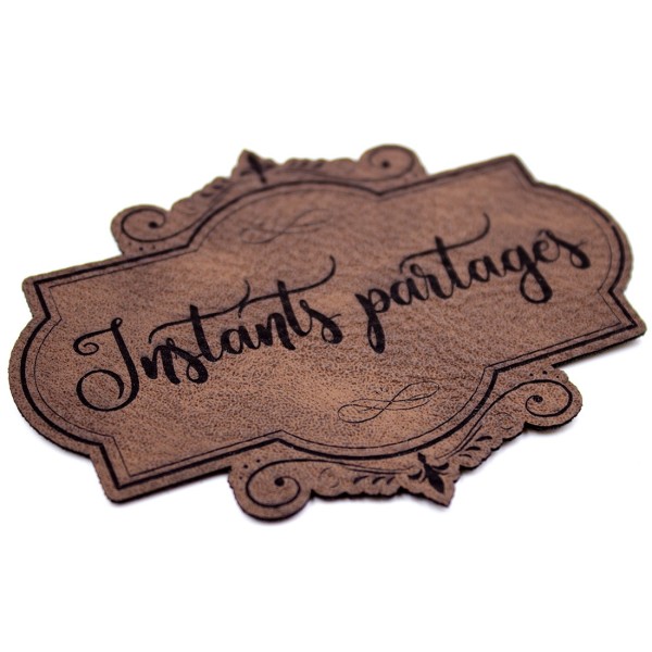 Etiquette de type Vintage en cuir avec le mot Instants partagés SCRAPMOUSET couleur brun foncé