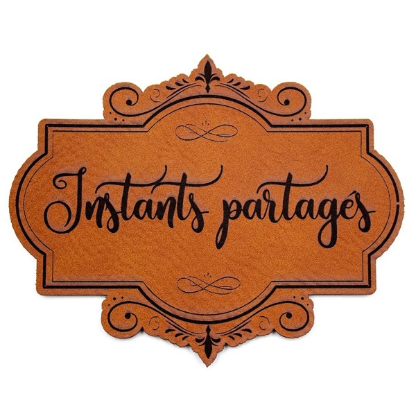 Etiquette de type Vintage en cuir avec le mot Instants partagés SCRAPMOUSET couleur châtaigne