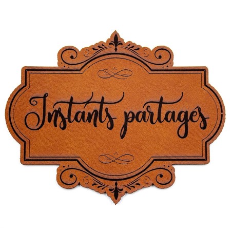 Etiquette de type Vintage en cuir avec le mot Instants partagés SCRAPMOUSET couleur châtaigne