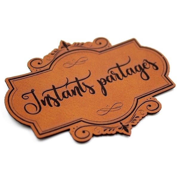 Etiquette de type Vintage en cuir avec le mot Instants partagés SCRAPMOUSET couleur châtaigne